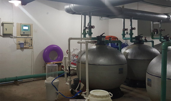 梅林一村泳池裝好了水質在線監測加藥系統