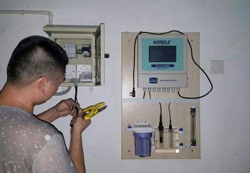 梅林一村游泳池安裝余氯pH在線監測儀