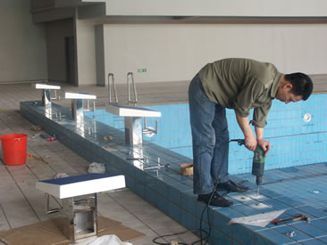 游泳池出發臺的安裝